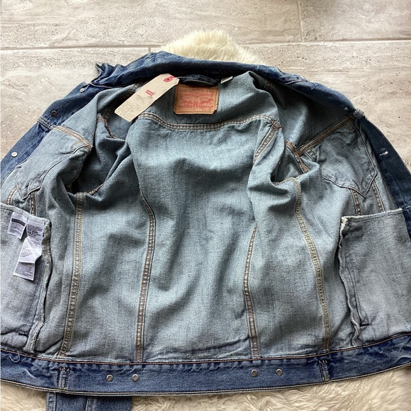 NWT Levi’s Classic Denim Jacket. B13 - Picture 9 of 12